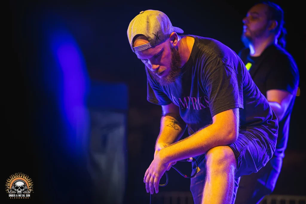 Le guitariste de Drop Your Plants prend le micro à présent.