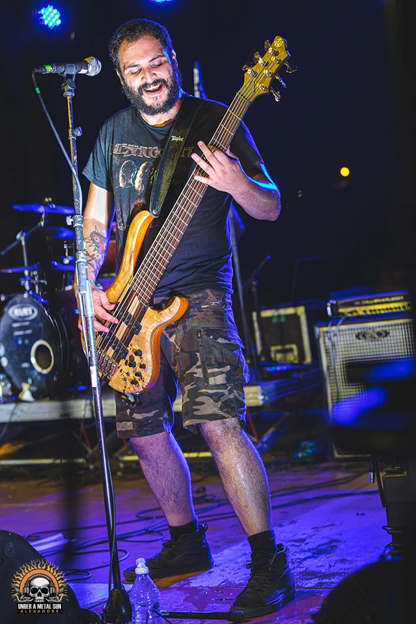 Le bassiste de Drop your plants jouant au Martigues Metal Fest.