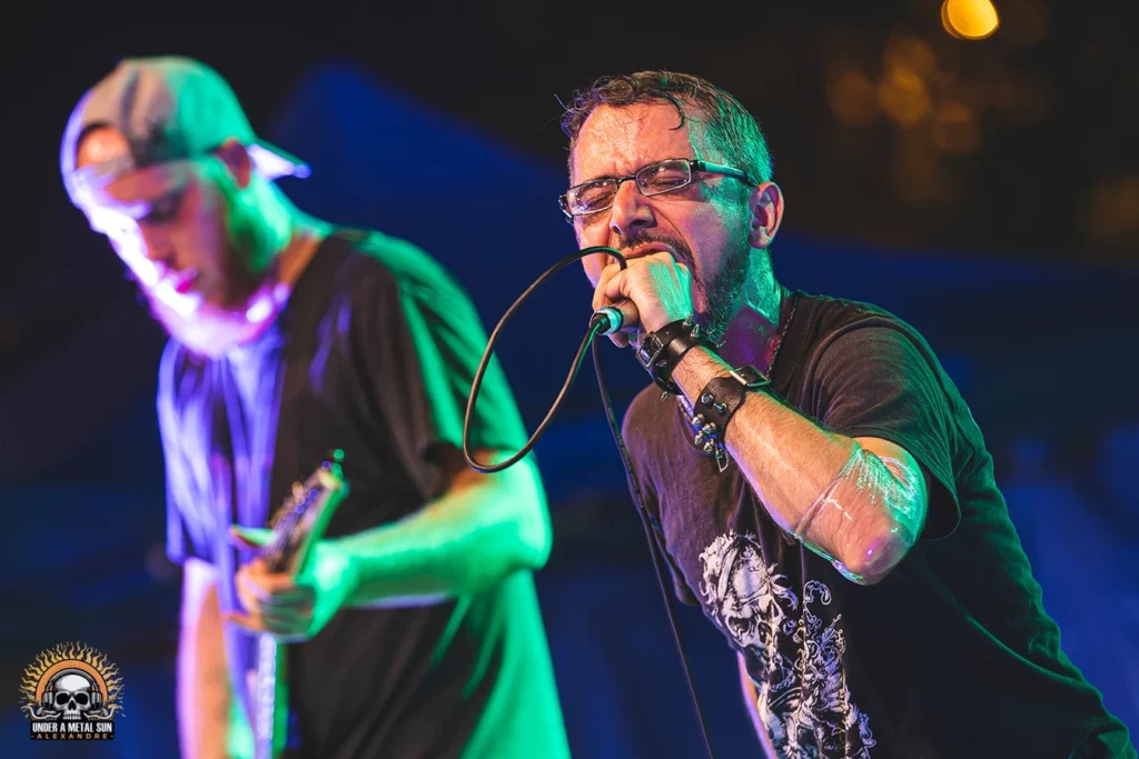 Toute la puissance dans la voix du chanteur de Drop Your Pants.