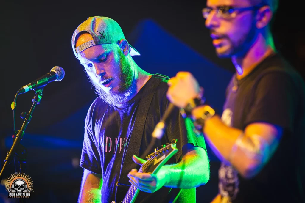 Casquette à l'envers ce soir pour le guitariste de Drop Your Plants.