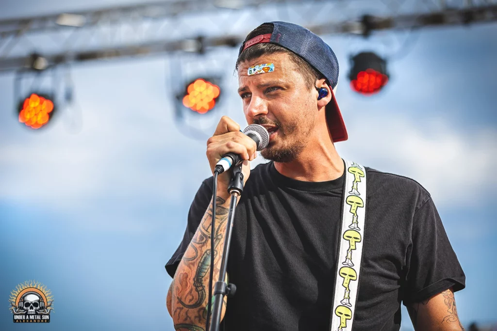 Yanis, le frontman de MATW au Martigues Metal Fest 2024