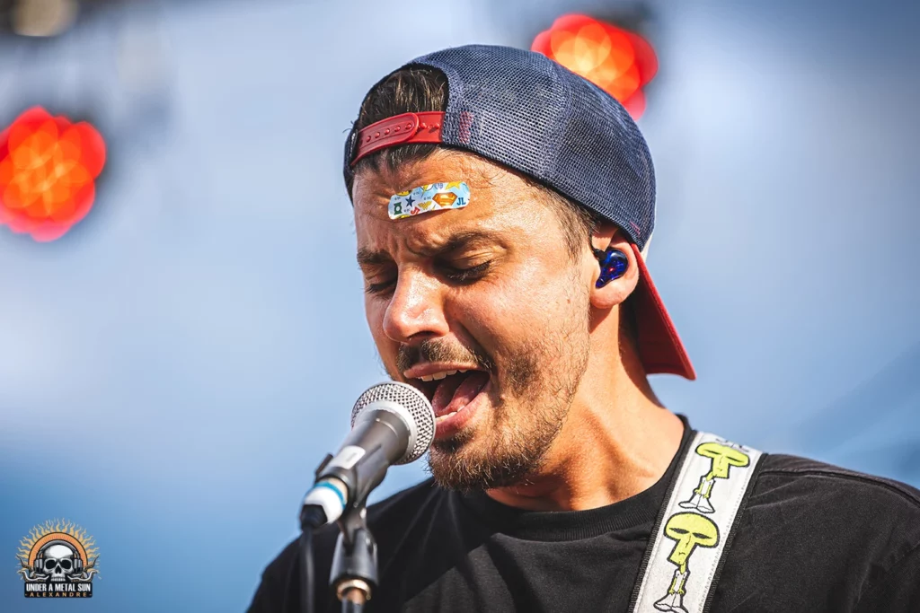 Yanis, chanteur de MATW, qui screame lors du Martigues Metal Fest 2024