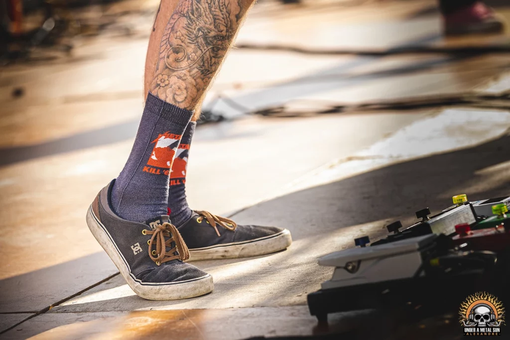 Détails du guitariste du groupe MATW au Martigues Metal Fest 2024 (chaussettes Metallica)