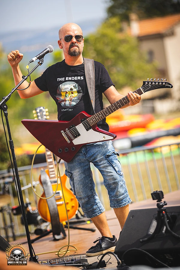 Le guitariste de Parallel Minds au Martigues Metal Fest est bien motivé