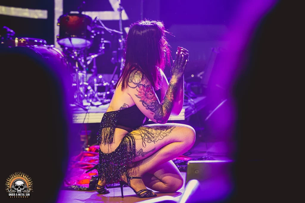 Show burlesque de Red Peony au Martigues Metal fest