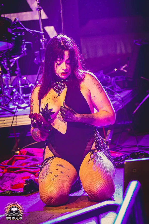Show burlesque de Red Peony au Martigues Metal fest pour la première édition