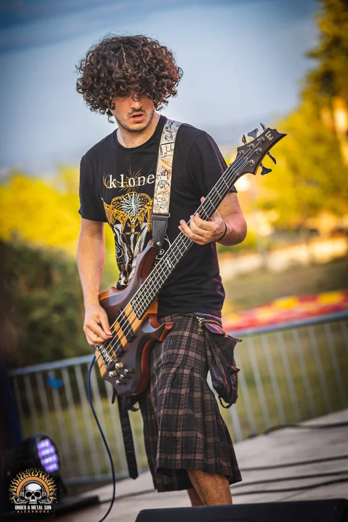 Le bassiste de Scorched Earth en kilt au Martigues Metal Fest 2024