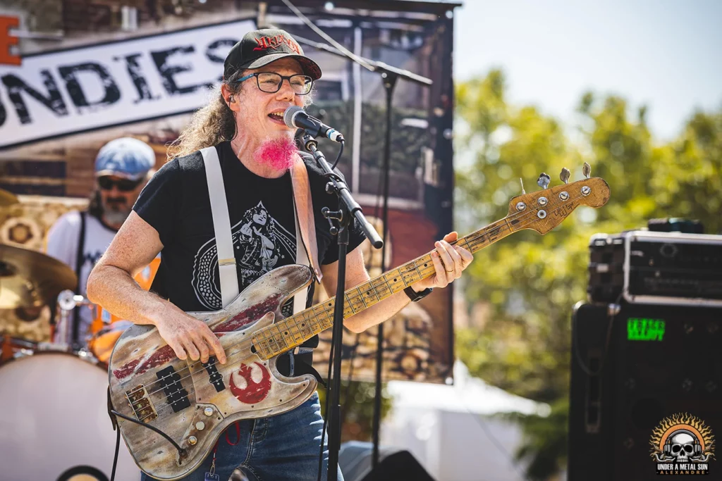 Jérémy, chanteur et bassiste au sein du groupe THE BUNDIES au Martigues Metal Fest 2024