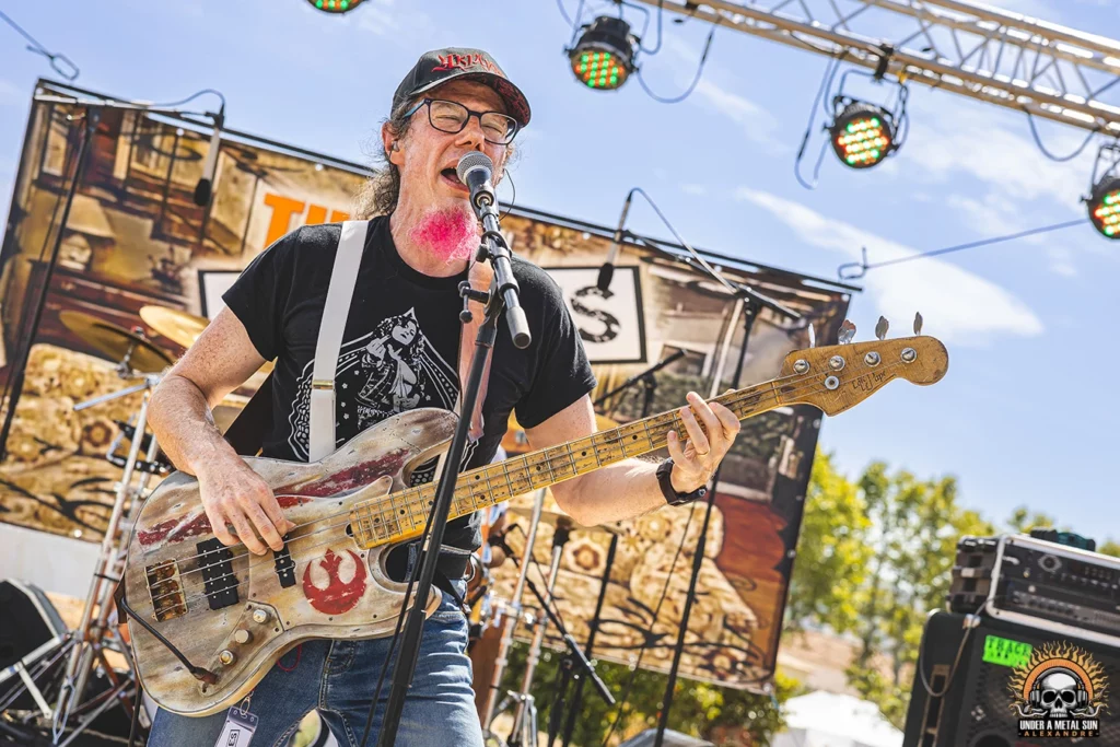 Jérémy, chanteur et bassiste au sein du groupe THE BUNDIES au Martigues Metal Fest 2024