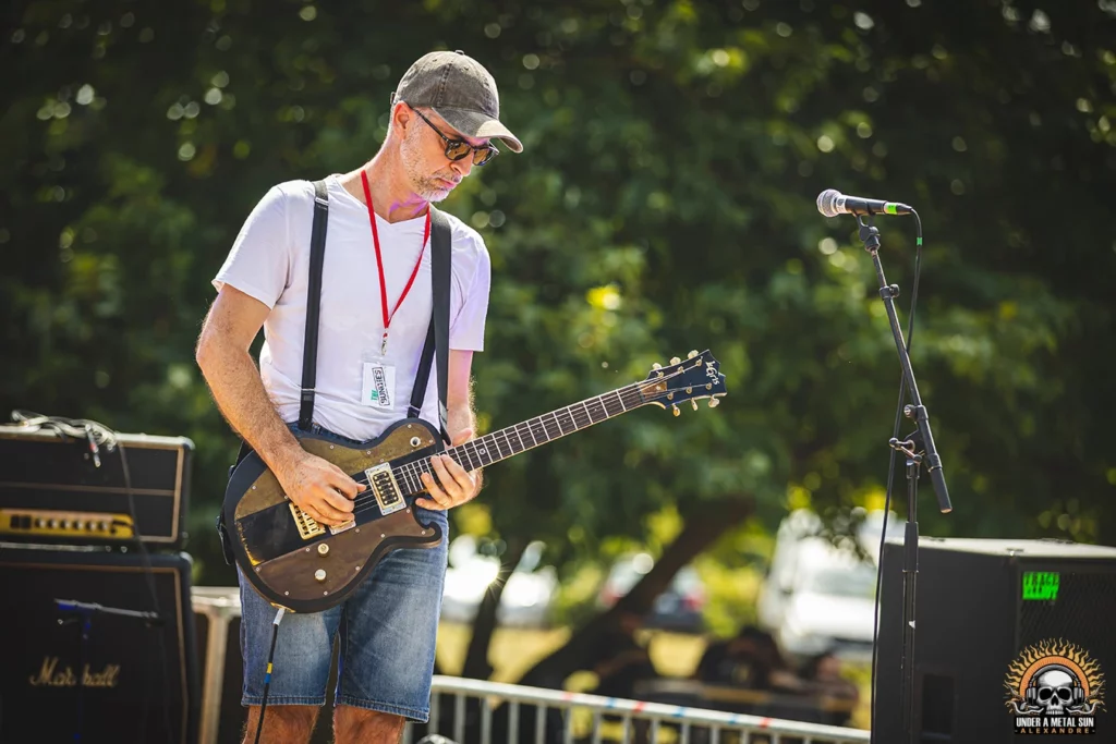 Chri, le second guitariste de THE BUNDIES au Martigues Metal Fest 2024