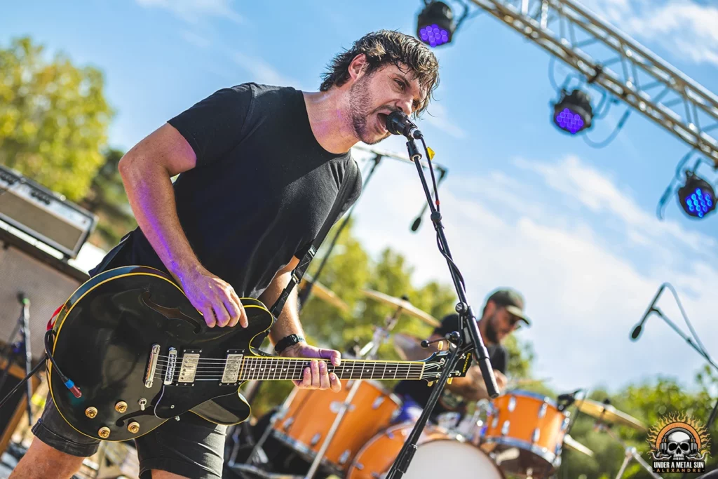 Tom chanteur/guitariste du groupe Bronca au Martigues Metal Fest
