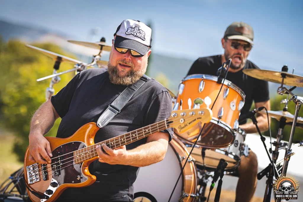 Dim au premier plan et Mitch à l'arrière, la basse et la batterie du groupe BRONCA