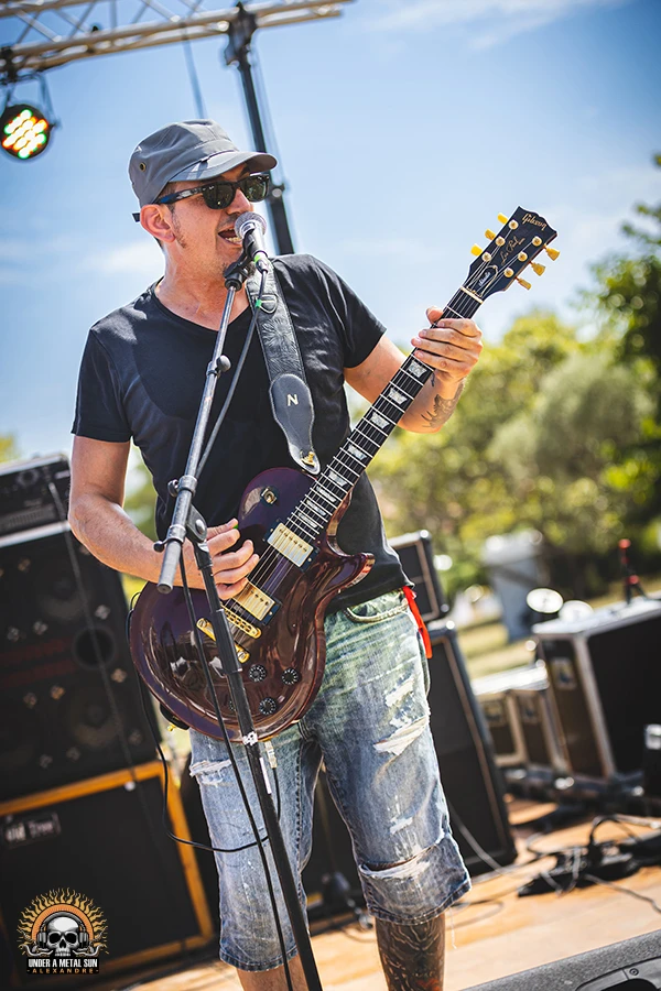 Benoit, chanteur et guitariste du groupe stoner BRONCA lors de la première édition du Martigues Metal Fest
