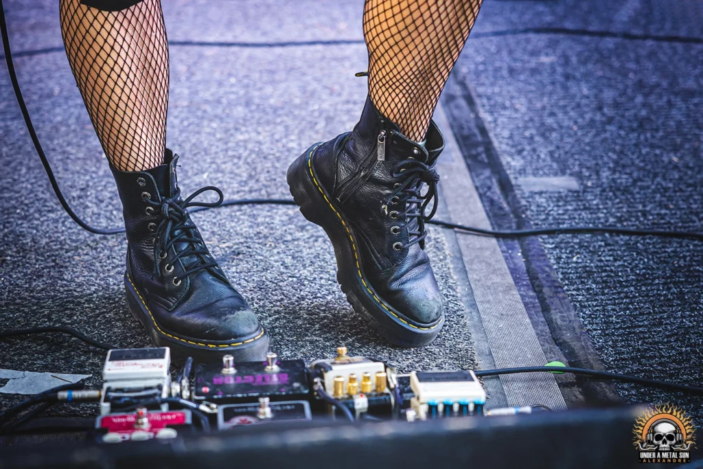 Elly des Mannequin Death Squad porte des Doc Martens