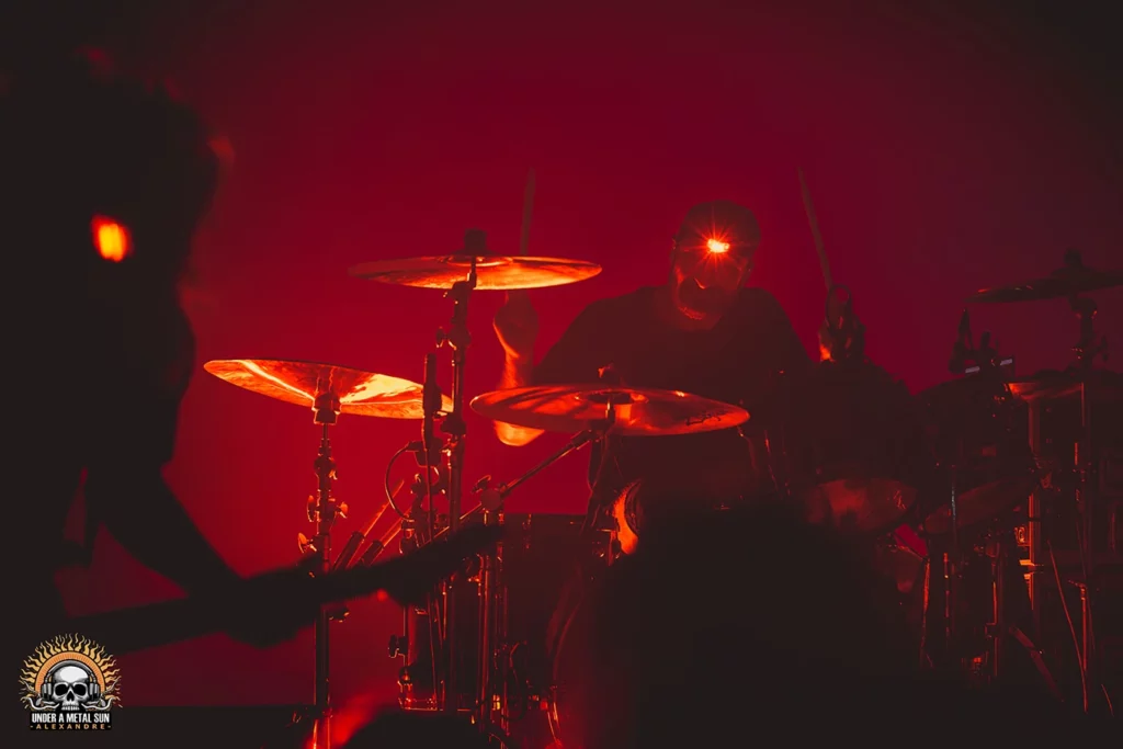 Le batteur du groupe CELESTE à l'Estérel Arena dans une ambiance rouge