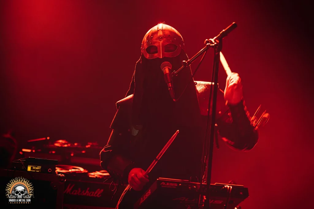 Mark d'Eihwar au chant et aux percussions.