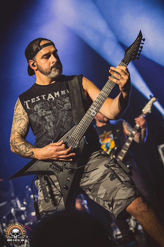 Le guitariste de Death Decline avec sa guitare flying V