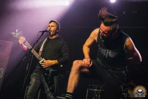 Arthrosis invite le chanteur de Stone Horns sur scène.