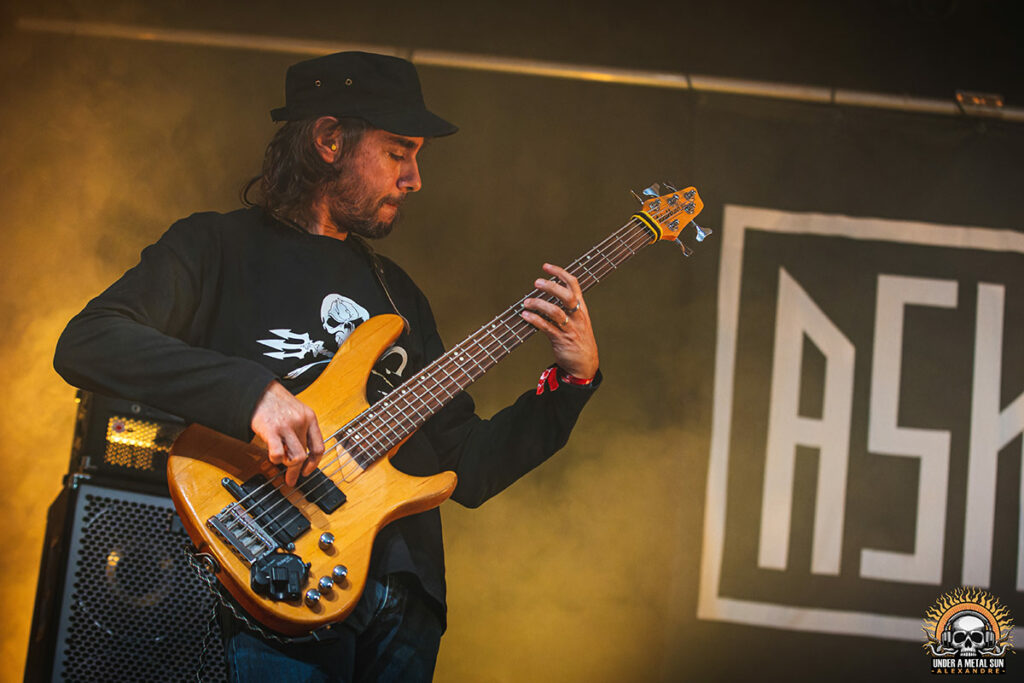 Le jeune bassiste d'Ask Your Mom