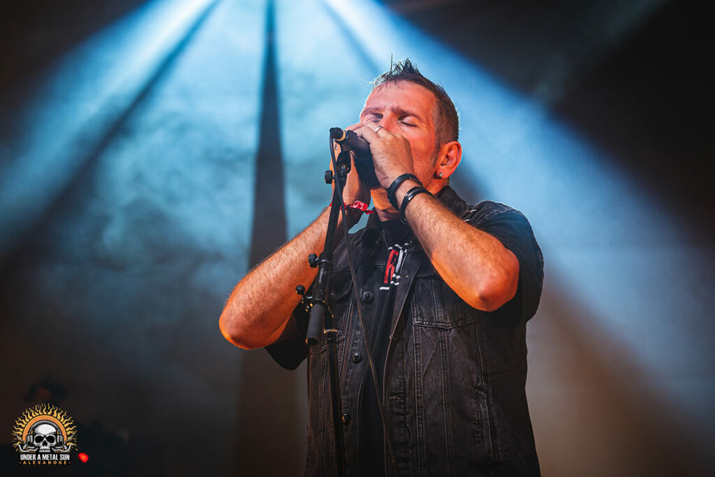 Serge joue de l'harmonica