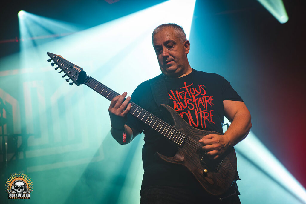 Le guitariste d'Ask Your Mom