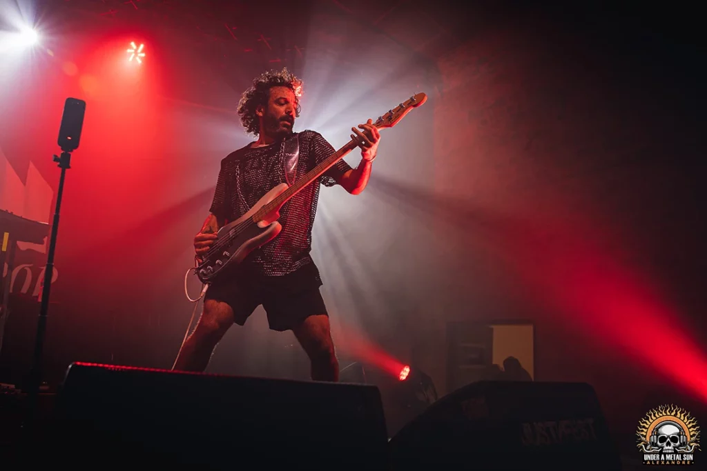 Le bassiste du groupe SUN