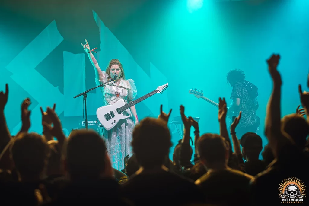 Ovation du public à la fin du concert de SUN
