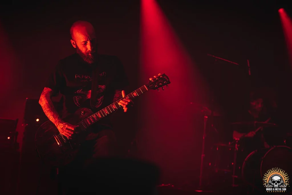 Jay Pinelli à la guitare au sein de VERDUN
