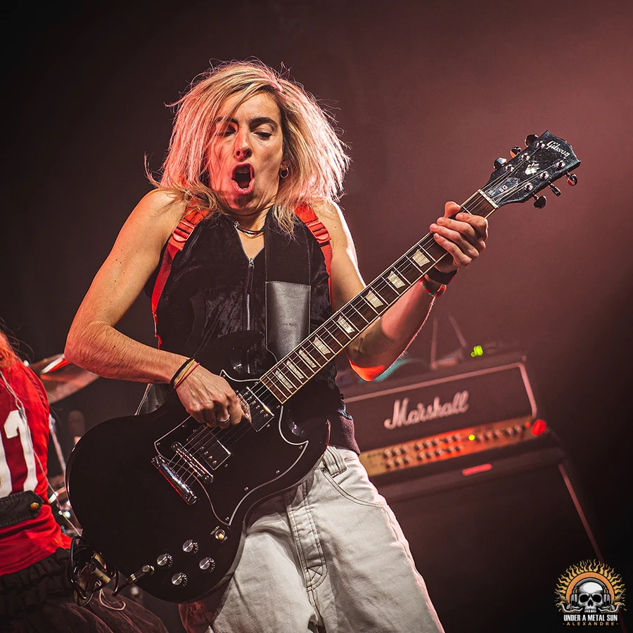 Mathilde dans le rôle d'Angus Young
