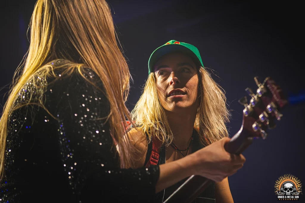 Mathilde, casquette vissée sur la tête