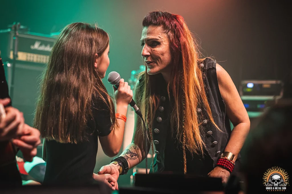 Céline et sa fille, a capella sur Highway to hell