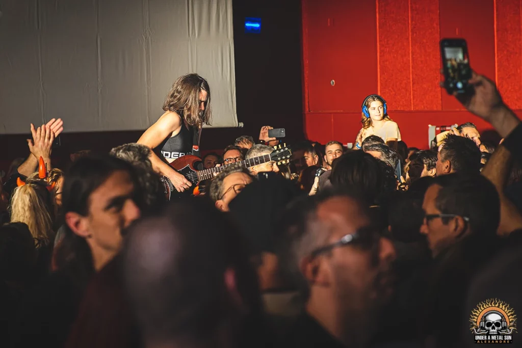 Anais qui se fait porter sur les épaules dans la foule