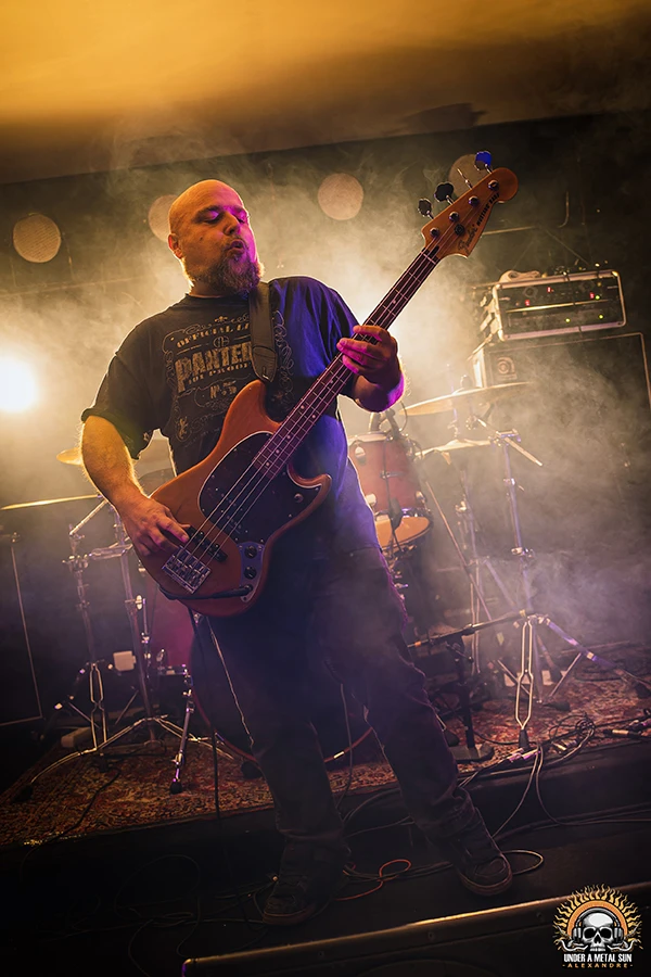 Dimitri, bassiste du groupe BRONCA