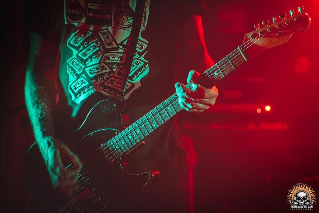 Détails du guitariste de Fléau à l'Humus le 30 novembre 2024
