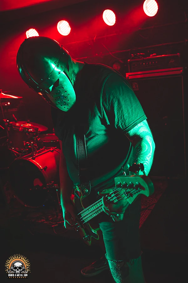 Le bassiste du groupe de Punk, Fléau