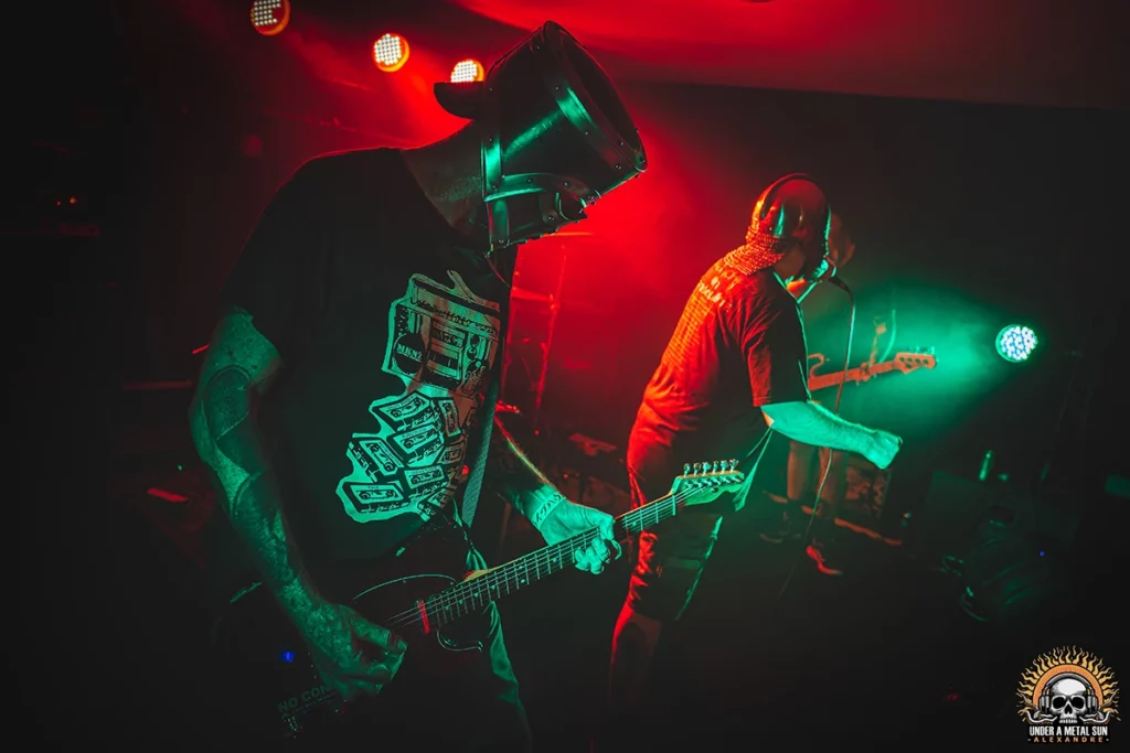 Gros plan sur le guitariste de Fléau, groupe de Punk chez les Rising Dead Boys