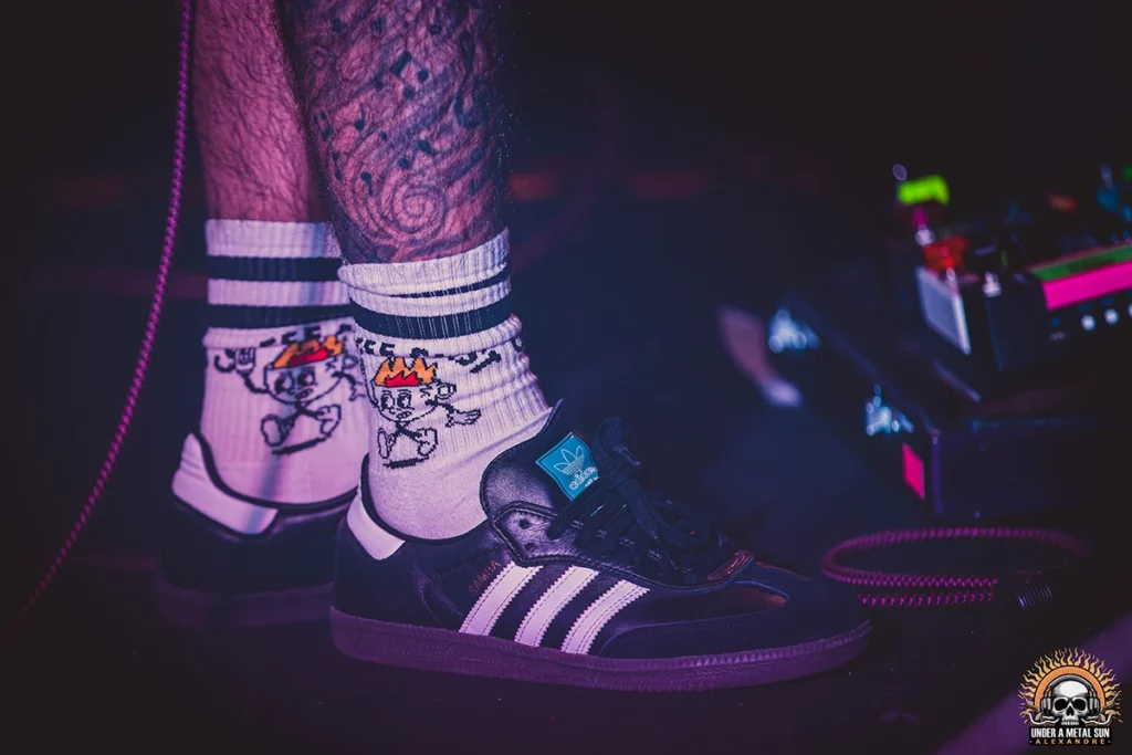Les baskets Adidas du bassiste de The Sobers