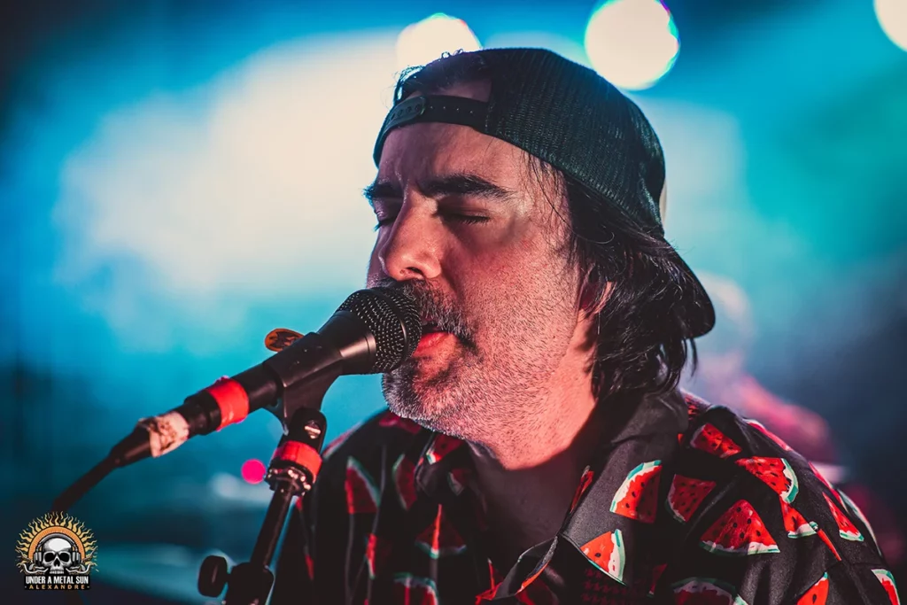 Gros plan sur le bassiste de The Sobers