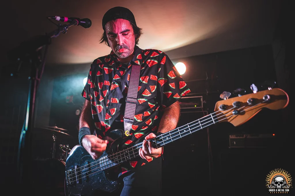 Le bassiste du groupe The Sobers