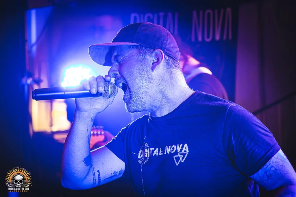 Casquette vissée sur la tête, François crie sa rage au sein de Digital Nova