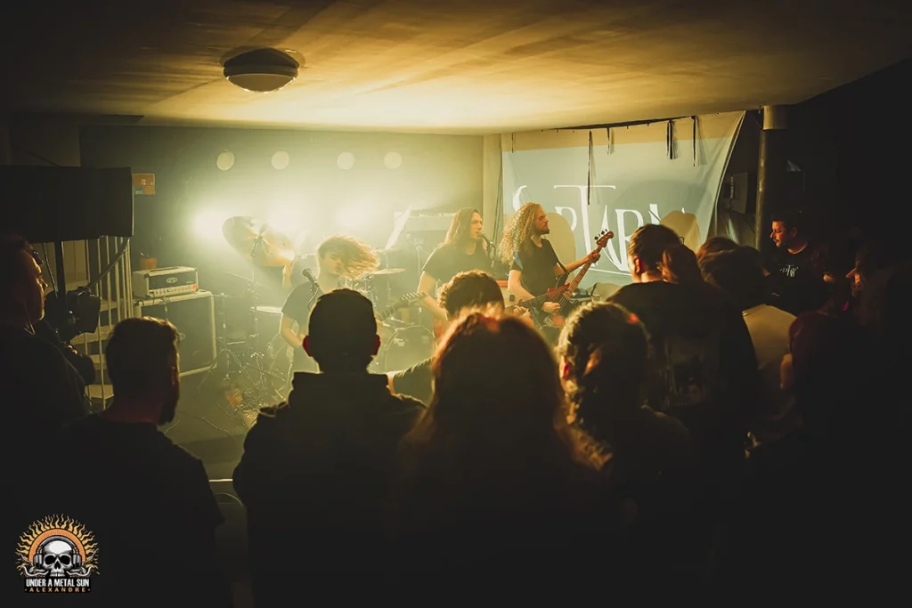 Septaria devant un public venu en masse pour ce 1er concert de l'année 2025 organisé par Rising Dead Boys