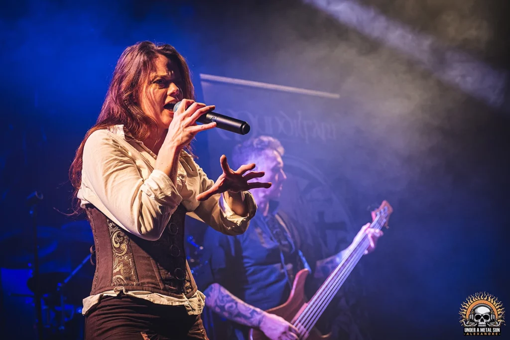 Karen Hau, au chant chez Mundilfari