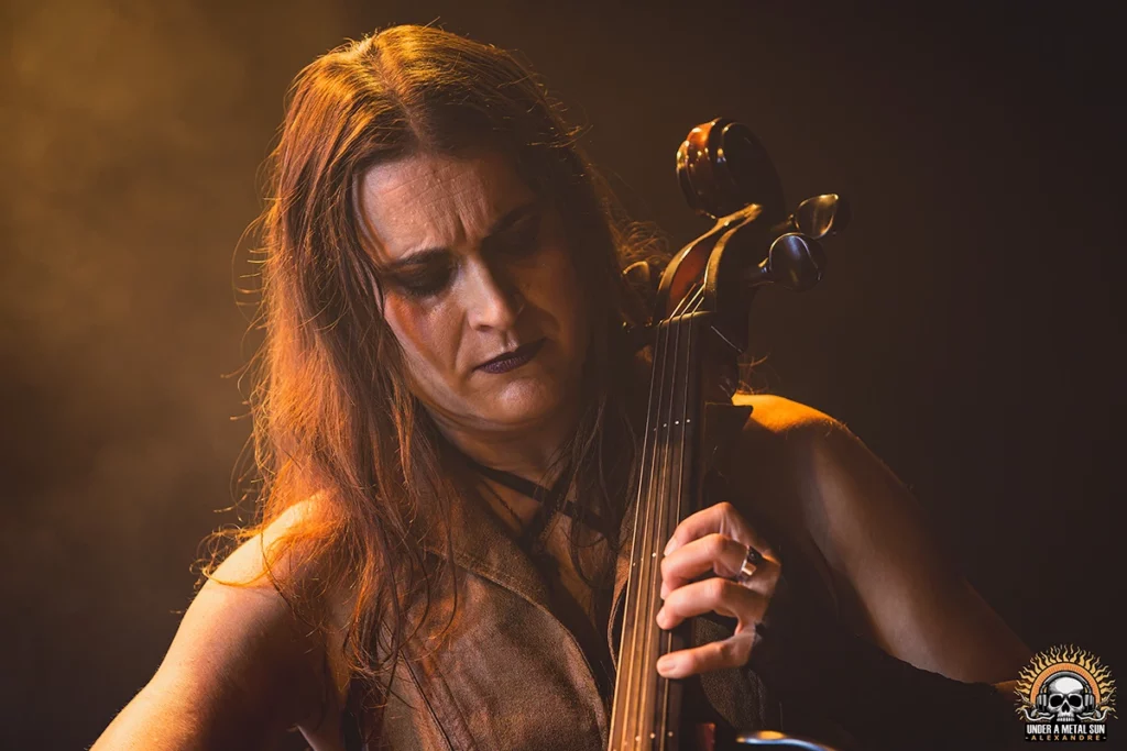 Portrait de Gaëlle, au violoncelle dans le groupe de Metal symphonique Mundilfari