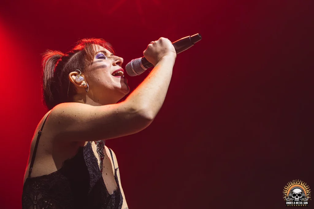 Paprika, chanteuse et choriste au sein de Bad Tripes - © Under a Metal sun