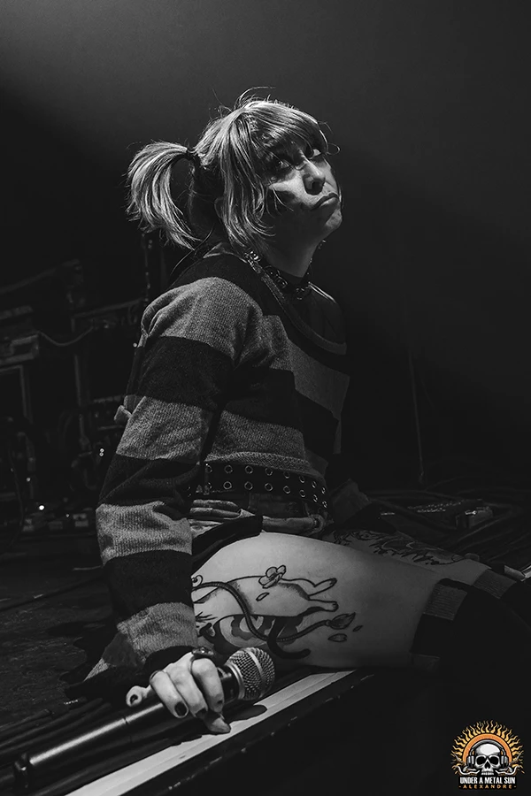 Hikiko en petite fille pas sage au 6MIC le 7 février 2025 - © Under a Metal sun