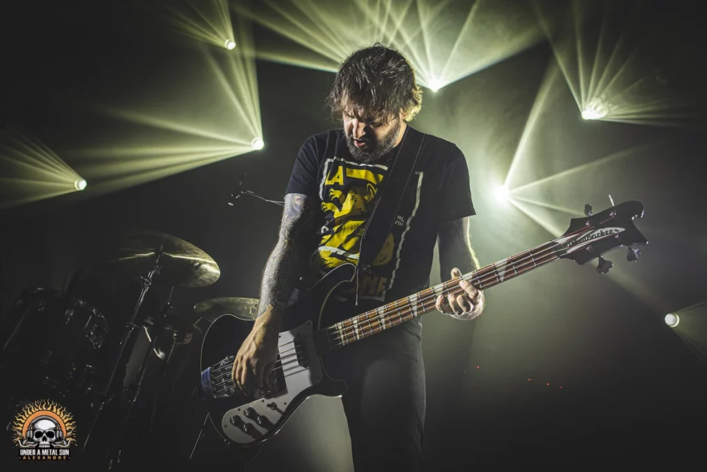 Florian Celdran à la basse chez HARAH - © Under a Metal Sun