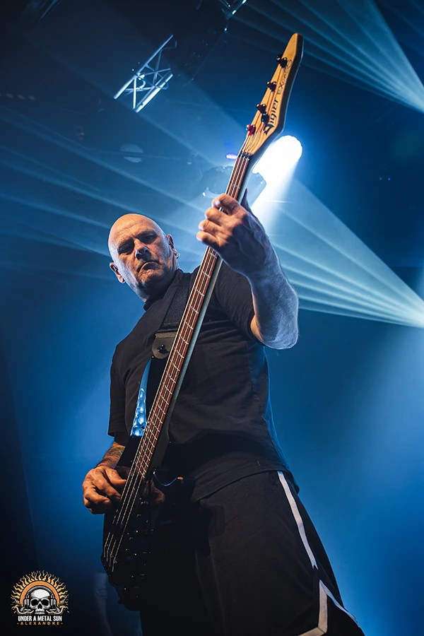 Phil Curty, bassiste de Lofofora à Victoire 2 le 13 février 2025 - © Under a Metal Sun