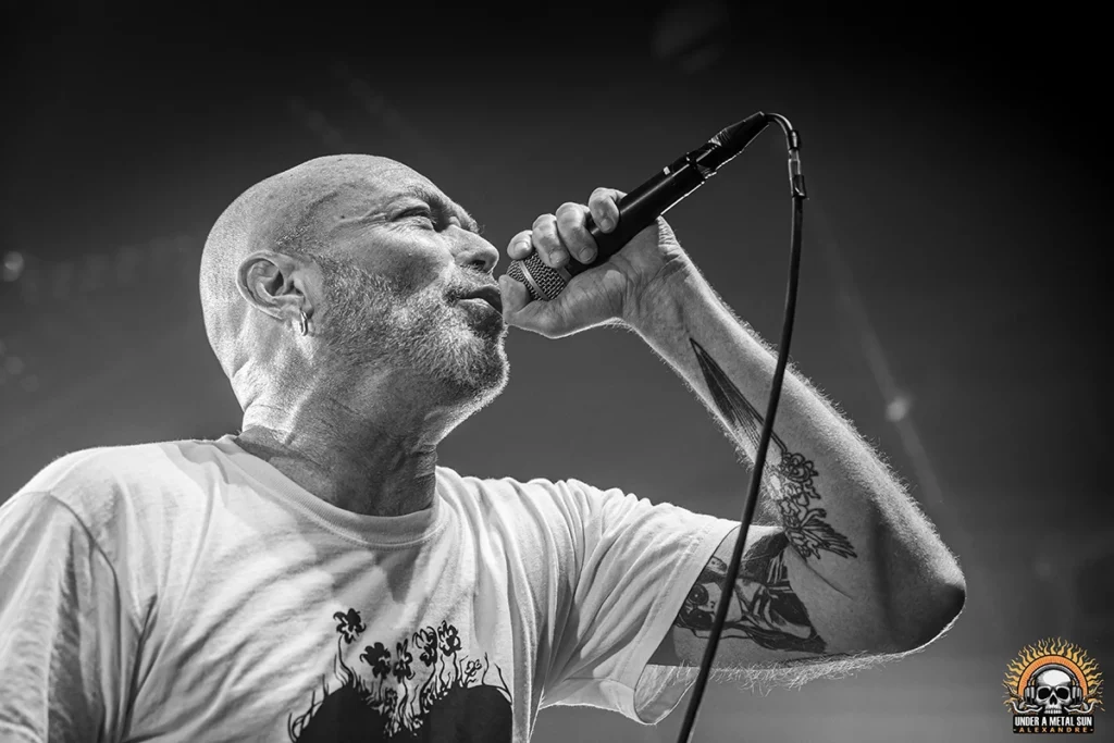 Reuno au micro de LOFOFORA lors du concert du 13 février 2025 à Montpellier - © Under a Metal Sun