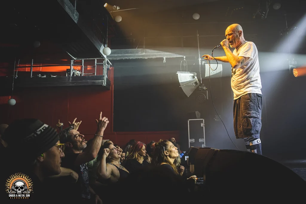 Le publi venu en masse acclamé LOFOFORA le 13 février 2025 à la salle Victoire 2 de Montpellier - © Under a Metal Sun