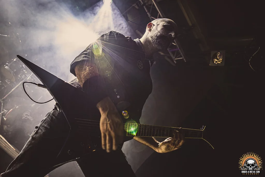 Drakhian à la guitare au sein de SETH - © Under a Metal Sun